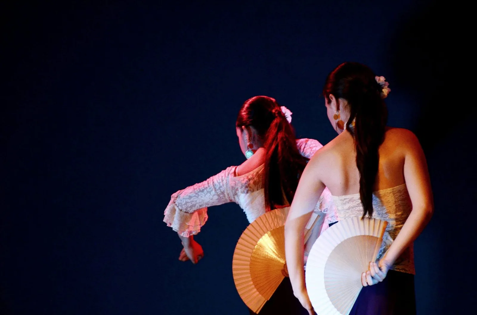 Bailarinas de la Escuela de Flamenco Marcia Jara con abanicos durante la Gala anual